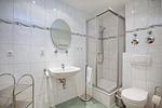 Badezimmer mit Dusche, Waschbecken und WC - Wohnung 05 - Top-Hundeurlaub