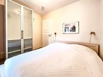 1. Schlafzimmer mit Kleiderschrank - Wohnung 02 - Top-Hundeurlaub