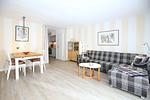 Wohnzimmer mit Schlafcouch und Essbereich - Wohnung 10-2 - Top-Hundeurlaub