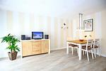 Wohnzimmer mit Essbereich und TV - Wohnung 10-2 - Top-Hundeurlaub