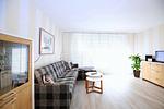 Wohnzimmer mit Schlafcouch und TV - Wohnung 10-2 - Top-Hundeurlaub