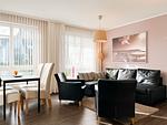 Wohnbereich mit Sitzbereich und Esstisch - Wohnung 13 - Top-Hundeurlaub