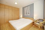 Schlafzimmer mit Doppelbett und Kleiderschrank - Wohnung 13 - Top-Hundeurlaub