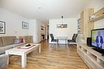 Wohnzimmer mit Schlafcouch,  Essbereich und TV - Wohnung 05-3 - Top-Hundeurlaub