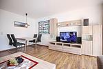 Wohnzimmer mit Essbereich und TV - Wohnung 05-3 - Top-Hundeurlaub