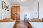 Schlafzimmer mit Einzelbetten und Kleiderschrank - Wohnung 05-3 - Top-Hundeurlaub