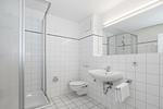 Badezimmer mit Dusche, WC und Waschbecken - Wohnung 05-3 - Top-Hundeurlaub