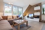 Wohnzimmer mit Ecksofa und TV - Wohnung 05-8 - Top-Hundeurlaub