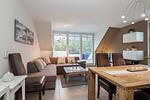 Wohnzimmer mit Esstisch und Ecksofa - Wohnung 05-8 - Top-Hundeurlaub