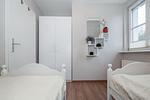 erstes Schlafzimmer mit Einzelbetten und Kleiderschrank - Wohnung 05-8 - Top-Hundeurlaub