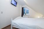 zweites Schlafzimmer mit Doppelbett und TV - Wohnung 05-8 - Top-Hundeurlaub