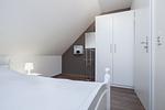 zweites Schlafzimmer mit Doppelbett und Kleiderschrank - Wohnung 05-8 - Top-Hundeurlaub