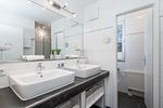 Badezimmer mit separatem WC und zwei Waschbecken - Wohnung 05-8 - Top-Hundeurlaub