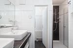 Badezimmer mit Dusche, Waschbecken und separatem WC - Wohnung 05-8 - Top-Hundeurlaub