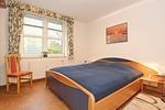 erstes Schlafzimmer mit Doppelbett - Wohnung 143 - Top-Hundeurlaub