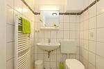 erstes Badezimmer mit Waschbecken - Wohnung 143 - Top-Hundeurlaub