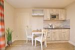 Wohnzimmer mit Esstisch und Küche - Wohnung 02 - Top-Hundeurlaub