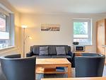 Wohnzimmer mit Sofa und Sessel - Haus 25d - Top-Hundeurlaub