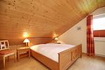 2. Schlafzimmer mit Doppelbett und Sitzgelegenheit - Haus 25d - Top-Hundeurlaub