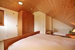 2. Schlafzimmer mit Doppelbett, Kleiderschrank und Kinderbett - Haus 25d - Top-Hundeurlaub