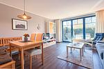 Wohnbereich mit Sitzecke und TV - Wohnung 01-3 - Top-Hundeurlaub