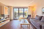 Wohnzimmer mit Blick zur Terrasse - Wohnung 01-3 - Top-Hundeurlaub