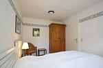 Schlafzimmer mit Doppelbett und Kleiderschrank - Wohnung 01-3 - Top-Hundeurlaub