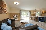 Wohnzimmer mit Blick zum Essbereich - Reethaus 20b - Top-Hundeurlaub