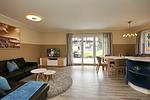Blick ins Wohnzimmer aus dem Flur - Reethaus 20b - Top-Hundeurlaub