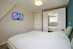 1. Schlafzimmer mit Doppelbett und Kleiderschrank - Reethaus 20b - Top-Hundeurlaub