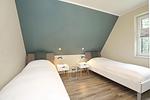 2. Schlafzimmer mit 2 Einzelbetten - Reethaus 20b - Top-Hundeurlaub