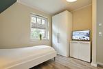 2. Schlafzimmer mit TV und Kleiderschrank - Reethaus 20b - Top-Hundeurlaub