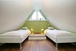 3. Schlafzimmer mit Einzelbetten im Dachgeschoss - Reethaus 20b - Top-Hundeurlaub