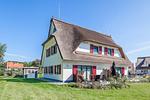 Blick auf Terrasse mit Garten - Reethaus 20b - Top-Hundeurlaub