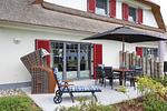 Terrasse mit Sitzecke und Strandkorb - Reethaus 20b - Top-Hundeurlaub