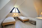 3. Schlafzimmer mit Einzelbetten im Dachgeschoss - Reethaus 18b - Huus Berti - Top-Hundeurlaub