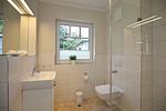 Duschbad im Erdgeschoss - Reethaus 18b - Huus Berti - Top-Hundeurlaub
