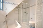 Badezimmer mit Dusche und Badewanne - Doppelhaushälfte 12a - Steuerrad - Top-Hundeurlaub