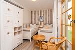 Schlafzimmer mit zwei Einzelbetten - Wohnung 1.3 - Störtebeker - Top-Hundeurlaub