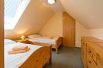 Schlafzimmer mit zwei Einzelbetten - Wohnung 1.6 - Freesenblick - Top-Hundeurlaub