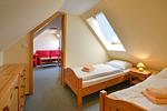 Schlafzimmer mit zwei Einzelbetten - Wohnung 1.6 - Freesenblick - Top-Hundeurlaub