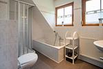 Badezimmer mit Dusche und Badewanne - Doppelhaushälfte 9 - Waldblick - Top-Hundeurlaub