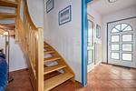 Wohnungseingang/ Flur und Treppe zum OG - Doppelhaushälfte 11 - Windflüchter - Top-Hundeurlaub