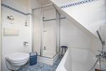 Bad mit Dusche, Badewanne und WC - Doppelhaushälfte 11 - Windflüchter - Top-Hundeurlaub