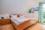 Schlafzimmer mit Doppelbett (OG) - Doppelhaushälfte 11 - Windflüchter - Top-Hundeurlaub