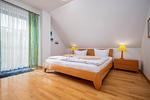 Schlafzimmer mit Doppelbett (OG) - Doppelhaushälfte 11 - Windflüchter - Top-Hundeurlaub