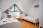 Schlafzimmer mit zwei Einzelbetten (OG) - Doppelhaushälfte 11 - Windflüchter - Top-Hundeurlaub