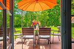 Blick auf die große Terrasse - Doppelhaushälfte 12 - Sommerlust - Top-Hundeurlaub