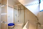 Badezimmer mit Dusche und Badewanne - Doppelhaushälfte 12 - Sommerlust - Top-Hundeurlaub