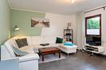 Wohnbereich mit Sofa und TV - Haus Zeitlos - Top-Hundeurlaub